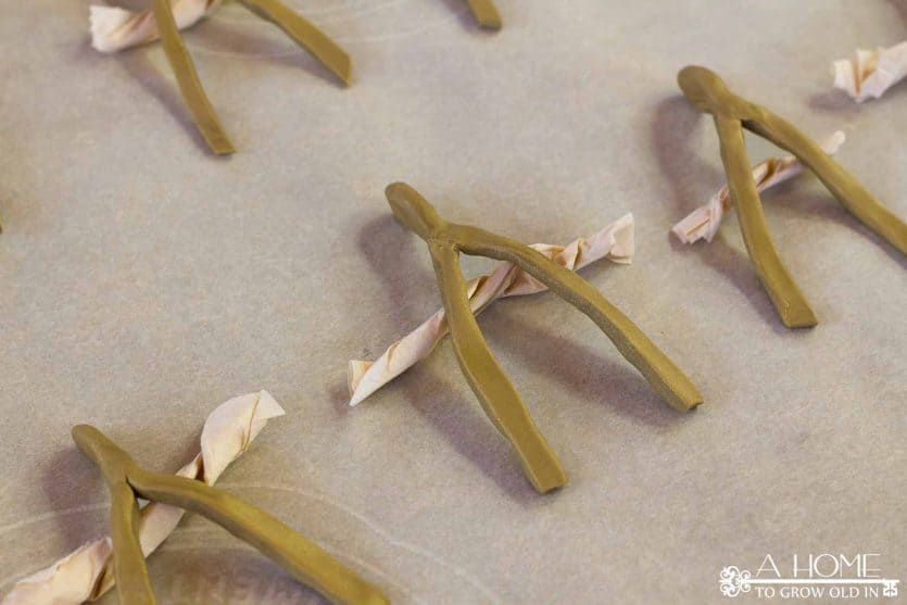 These festive wishbone napkin rings are so easy and fun to make!  They will look fantastic on your Thanksgiving dinner table!
