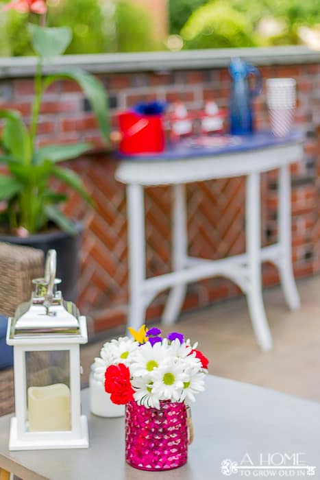 This patriotic outdoor table makeover is perfect for a Memorial Day or 4th of July BBQ. Includes the Silhouette stencil cut file.