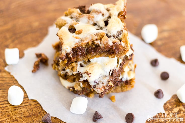 Oh my gosh! These are so amazing! This recipe has all the flavors of s'mores, but it's in an easy to serve cookie bar. Try it the next time you need an amazing dessert to bring to a party. Save it for later!