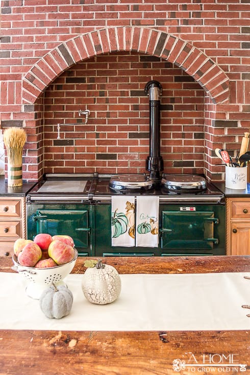 I love how this kitchen is decorated for fall! I can't get over how much great fall home decor inspiration there is here! Definitely pinning for later!