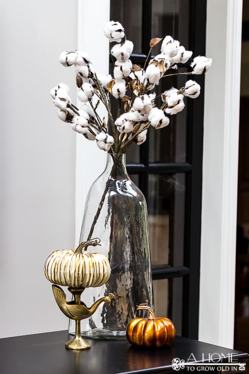 Beautiful fall cotton buds displayed in a glass vase with decorative pumpkins looks so fresh and clean. There's so much fall inspiration here! Definitely pinning this for later!