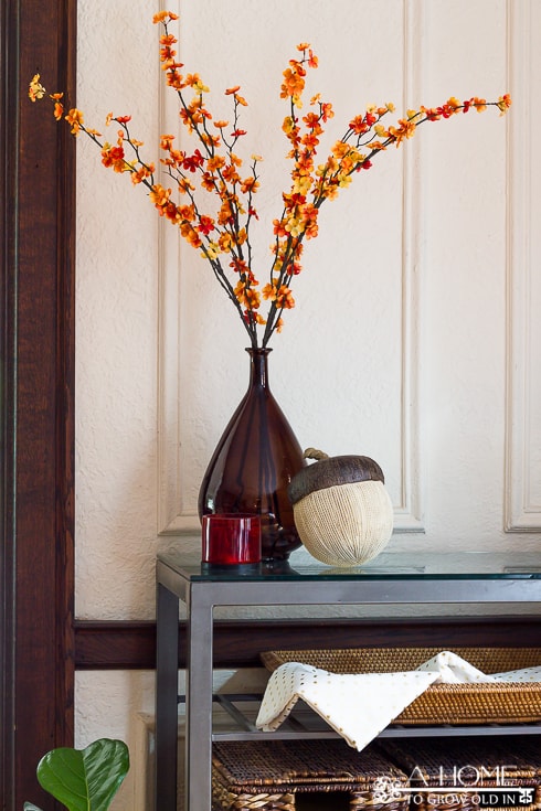 Such a simple, but beautiful fall floral display. I can't get over how much great fall home decor inspiration there is here! Definitely pinning for later!