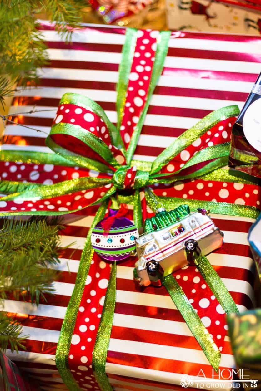 5 easy ways to make your Christmas presents look like you put much more effort into them than you did! Everyone will be excited to open one of your gifts! Pin this so you'll remember it!