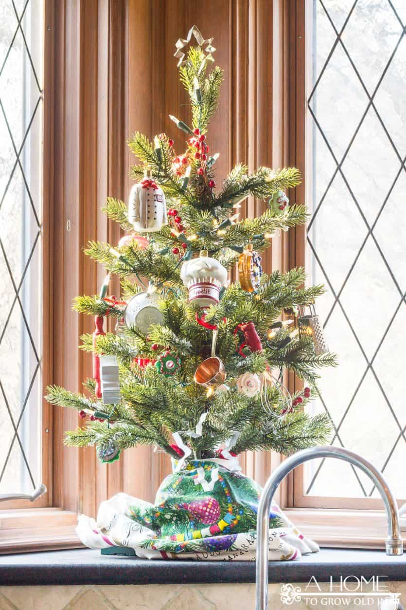 christmas-home-tour-kitchen-decorations-tree