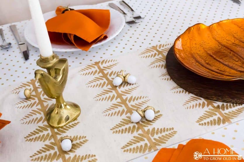 A gold Thanksgiving table looks so elegant, but is simple enough to put together quickly. Click to get great ideas for your Thanksgiving dinner tablescape!