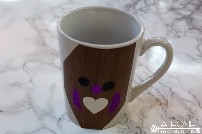 How cute are these glitter coffee cups? They are much easier to make than they look. And, who wouldn't want to receive one as a gift? Includes the Silhouette cut file as a free download. AHomeToGrowOldIn.com