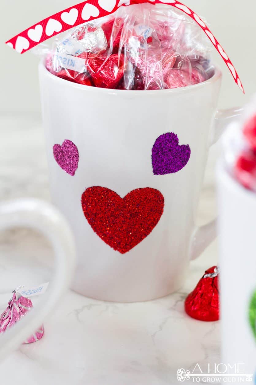 How cute are these glitter coffee cups? They are perfect for teacher or co-worker gifts! I would love to receive one of these mugs! Includes the Silhouette cut file as a free download. 