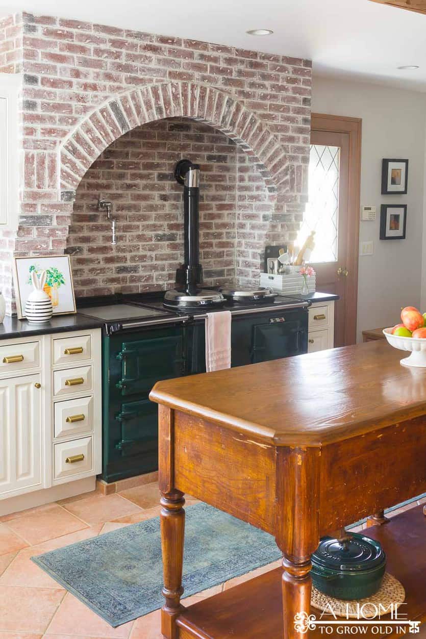 Are you ready for some spring home decor inspiration? You don't want to miss this spring home tour featuring 25 amazing homes. Lots of inspiration for all home decor styles!
